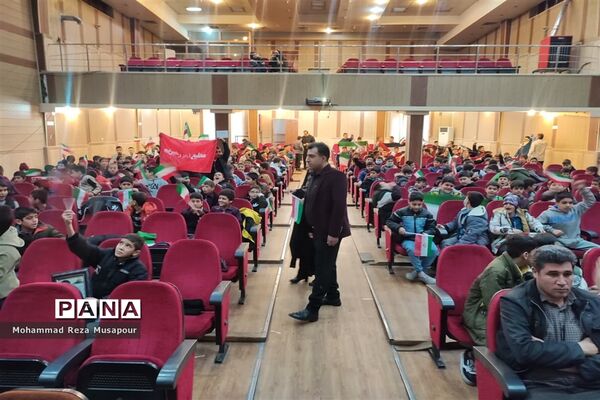 ‌مراسم دهه بصیرت ویژه دانش‌آموزان پسر در سالن شهید‌طحانی ملارد