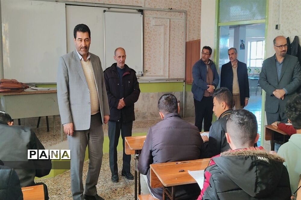 بازدید علی اسماعیلی مدیریت آموزش و پرورش قوچان از روند برگزاری امتحانات دی ماه