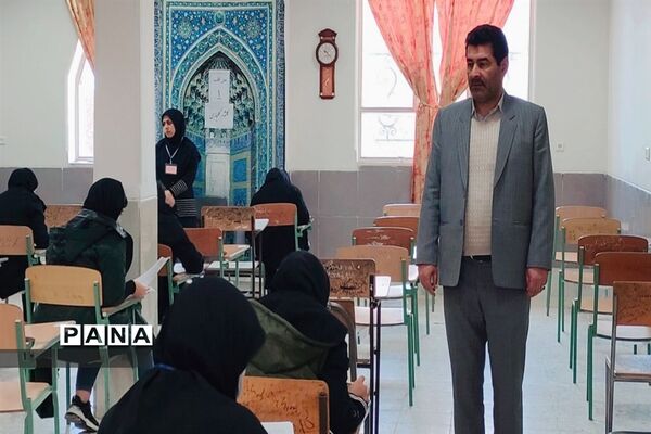 بازدید علی اسماعیلی مدیریت آموزش و پرورش قوچان از روند برگزاری امتحانات دی ماه