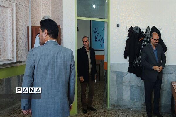 بازدید علی اسماعیلی مدیریت آموزش و پرورش قوچان از روند برگزاری امتحانات دی ماه