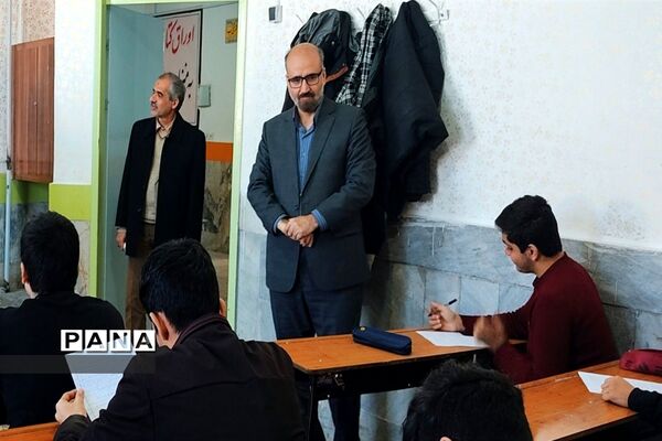 بازدید علی اسماعیلی مدیریت آموزش و پرورش قوچان از روند برگزاری امتحانات دی ماه