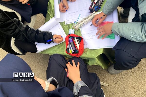 بازدید از نمایشگاه نقاشی در آستانه سالروز شهادت حاج قاسم سلیمانی در دبستان ۲۲بهمن یک