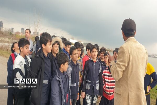 بازدید دانش‌آموزان وزرا محله از تالاب قو سرخ رود