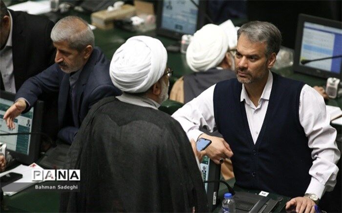 رشیدی کوچی از پاسخ‌ وزیر صمت درباره تاخیر واردات خودرو قانع شد