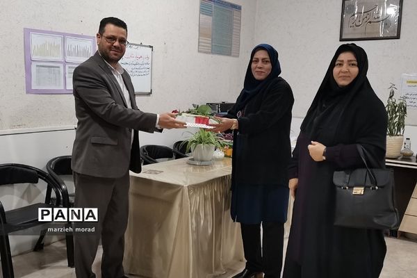 تقدیر مدیر آموزش و پرورش از بانوان مدارس دخترانه بهارستان‌2 به مناسبت میلاد حضرت فاطمه (س)