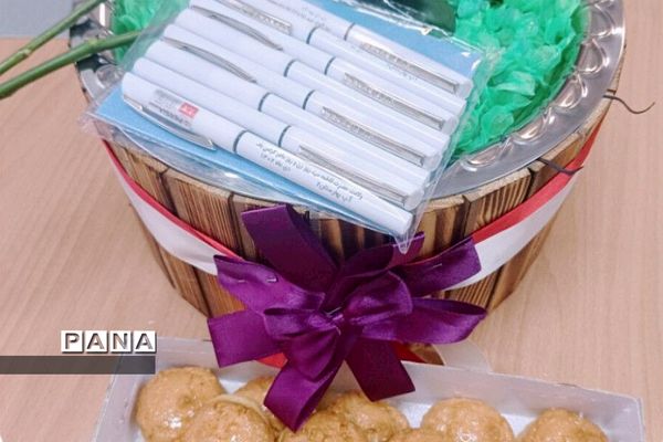 تقدیر مدیر آموزش و پرورش از بانوان مدارس دخترانه بهارستان‌2 به مناسبت میلاد حضرت فاطمه (س)