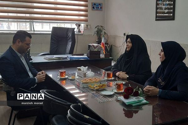 تقدیر مدیر آموزش و پرورش از بانوان مدارس دخترانه بهارستان‌2 به مناسبت میلاد حضرت فاطمه (س)