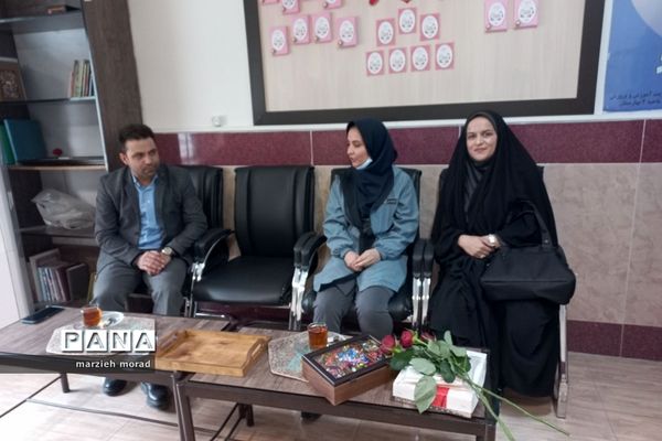 تقدیر مدیر آموزش و پرورش از بانوان مدارس دخترانه بهارستان‌2 به مناسبت میلاد حضرت فاطمه (س)