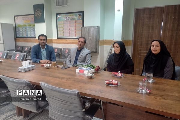 تقدیر مدیر آموزش و پرورش از بانوان مدارس دخترانه بهارستان‌2 به مناسبت میلاد حضرت فاطمه (س)