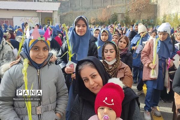 همایش دست‌بوسی مادر در دبستان شهید سجادیان رودهن