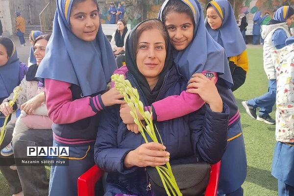 همایش دست‌بوسی مادر در دبستان شهید سجادیان رودهن