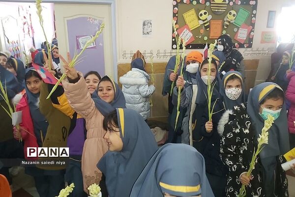همایش دست‌بوسی مادر در دبستان شهید سجادیان رودهن
