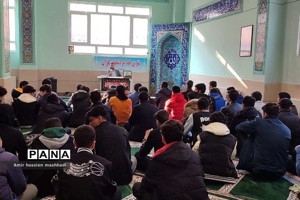 همایش بصیرتی شهادت حاج قاسم  سلیمانی در دبیرستان ابن‌سینا رودهن