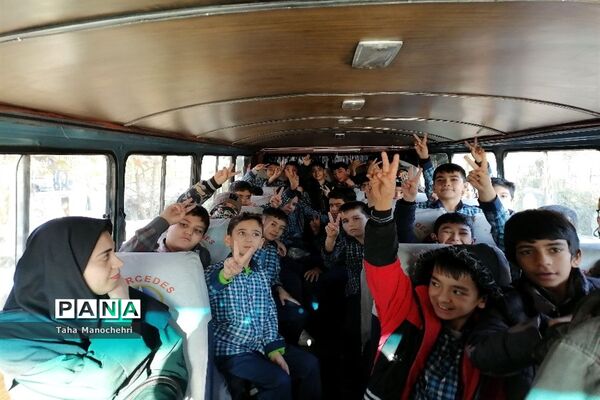 اردوی علمی دانش‌آموزان آموزشگاه علامه‌طباطبایی به پژوهشسرای خواجه نصیر شهرستان پیشوا
