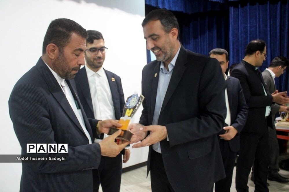تجلیل از جهادگران عرصه سوادآموزی اداره کل آموزش و پرورش استان بوشهر