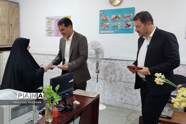 تقدیر از بانوان شاغل در اداره آموزش و پرورش کهریزک