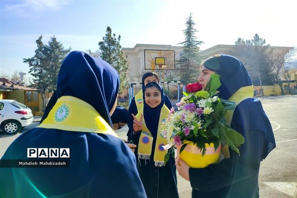 دیدار دانش‌آموزان دبیرستان آرمینه مصلی‌نژاد با مادران خانه سالمندان به‌مناسبت روز مادر
