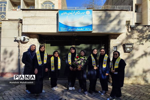 دیدار دانش‌آموزان دبیرستان آرمینه مصلی‌نژاد با مادران خانه سالمندان به‌مناسبت روز مادر