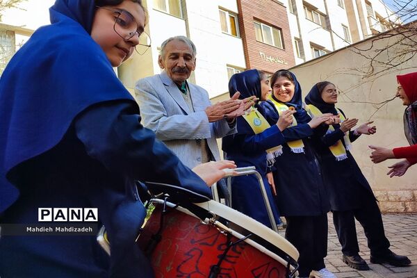 دیدار دانش‌آموزان دبیرستان آرمینه مصلی‌نژاد با مادران خانه سالمندان به‌مناسبت روز مادر