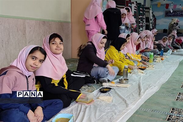 برپایی سفره حضرت زهرا(س) در آموزشگاه شاهد فاطمه الزهرا (س)