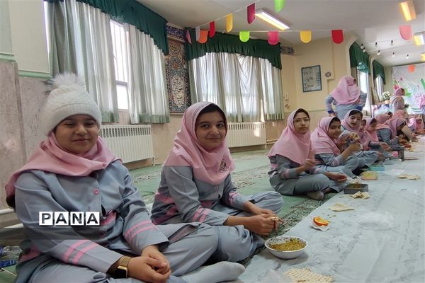 برپایی سفره حضرت زهرا(س) در آموزشگاه شاهد فاطمه الزهرا (س)