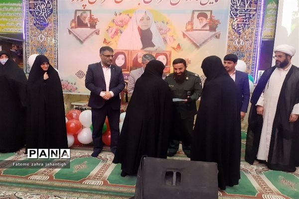 تقدیر و یادبود از خانواده های شهید در مسجد سرچشمه شهرستان پیشوا