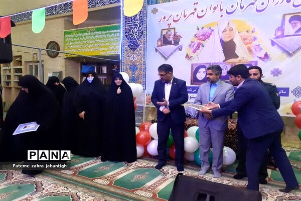 تقدیر و یادبود از خانواده های شهید در مسجد سرچشمه شهرستان پیشوا