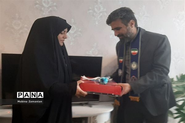 دیدار مسئولان پرورشی ناحیه شش مشهد مقدس با خانواده شهید مدافع حرم جاوید یوسفی