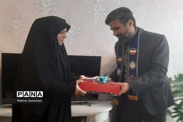 دیدار مسئولان پرورشی ناحیه شش مشهد مقدس با خانواده شهید مدافع حرم جاوید یوسفی