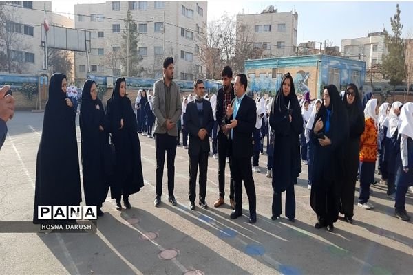 نواختن زنگ ایثار در دبستان شهدای فرهنگی