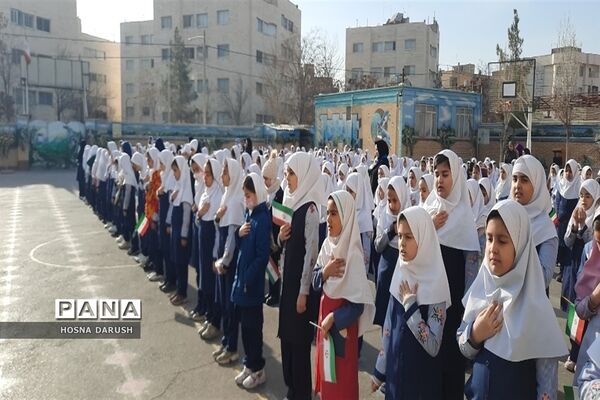 نواختن زنگ ایثار در دبستان شهدای فرهنگی