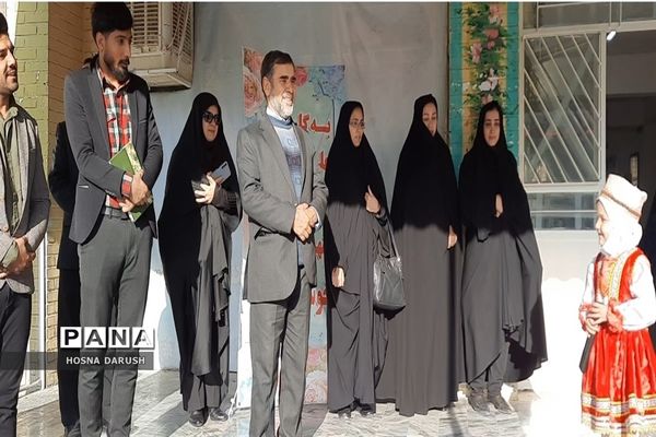 نواختن زنگ ایثار در دبستان شهدای فرهنگی