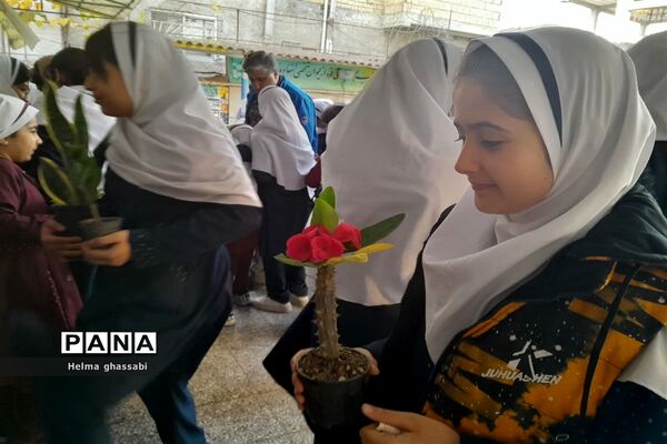 نذر گل در دبستان دخترانه شهید‌محمدعلی صابری قائمشهر