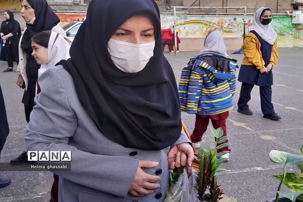نذر گل در دبستان دخترانه شهید‌محمدعلی صابری قائمشهر