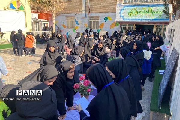 جشنواره زبان انگلیسی در آموزشگاه حکمت نبوی ناحیه دو شهرری