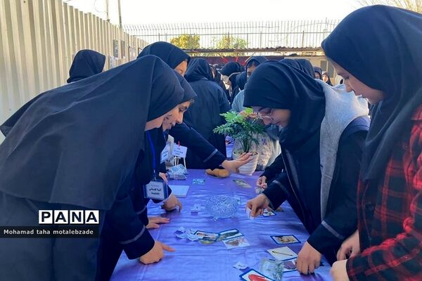 جشنواره زبان انگلیسی در آموزشگاه حکمت نبوی ناحیه دو شهرری