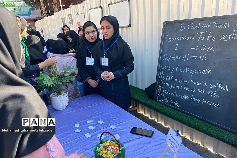 جشنواره زبان انگلیسی در آموزشگاه حکمت نبوی ناحیه دو شهرری