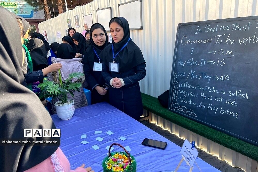 جشنواره زبان انگلیسی در آموزشگاه حکمت نبوی ناحیه دو شهرری