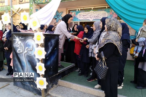 مسابقه کتابخوانی مادر و دختری در دبیرستان حاج علی اکبر گراشی ناحیه 3 شیراز