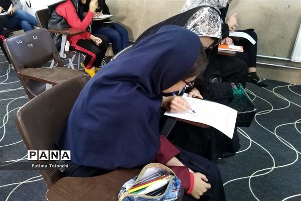 مسابقه کتابخوانی مادر و دختری در دبیرستان حاج علی اکبر گراشی ناحیه 3 شیراز