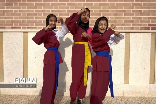 جشن ولادت حضرت فاطمه(س) در دبستان دخترانه ظریف کارفرد ناحیه 3