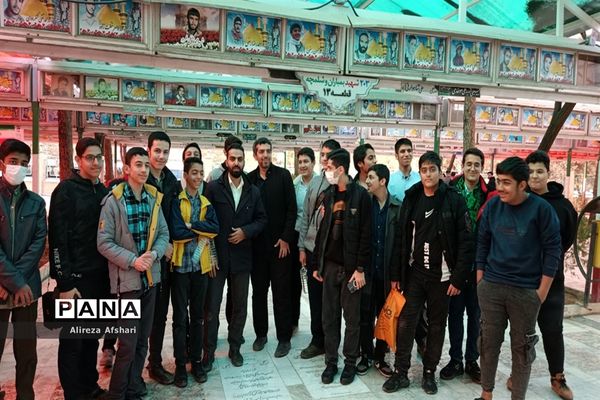 تجدید میثاق دانش‌آموزان ناحیه چهار قم با آرمان‌های شهدا