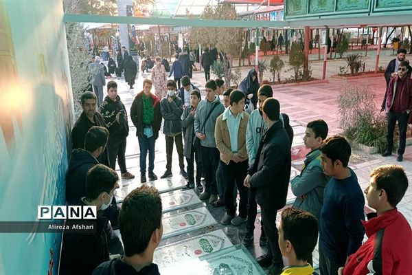 تجدید میثاق دانش‌آموزان ناحیه چهار قم با آرمان‌های شهدا