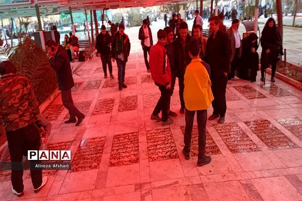 تجدید میثاق دانش‌آموزان ناحیه چهار قم با آرمان‌های شهدا