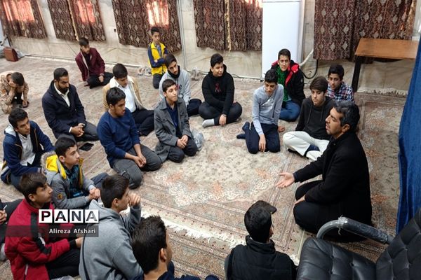 تجدید میثاق دانش‌آموزان ناحیه چهار قم با آرمان‌های شهدا