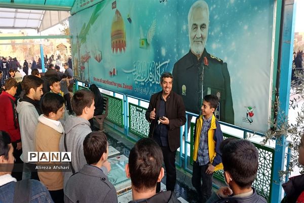 تجدید میثاق دانش‌آموزان ناحیه چهار قم با آرمان‌های شهدا