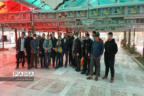 تجدید میثاق دانش‌آموزان ناحیه چهار قم با آرمان‌های شهدا