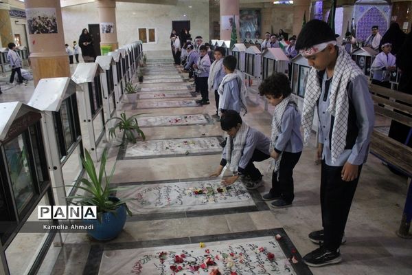 تجدید میثاق دانش‌آموزان با شهدا در بوشهر