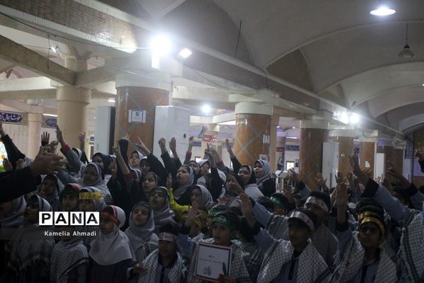 تجدید میثاق دانش‌آموزان با شهدا در بوشهر