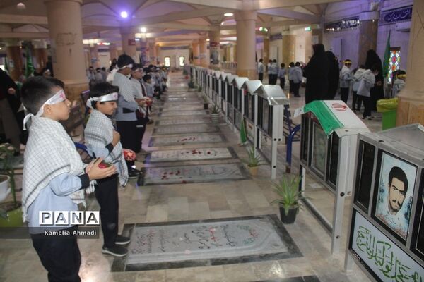 تجدید میثاق دانش‌آموزان با شهدا در بوشهر